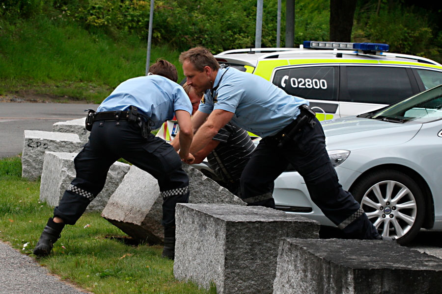 Politiet hjelper til