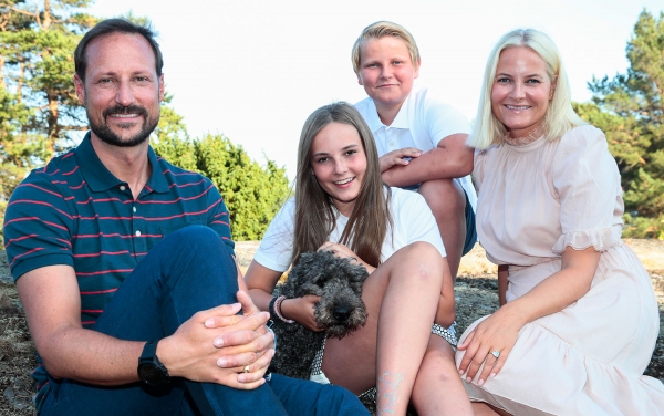 Prins Sverre Magnus, kronprins Haakon, kronprinsesse Mette-Marit og prinsesse Ingrid Alexandra med hunden Milly Kakao feiret kronprins Haakons bursdag på kongeparets landsted på Mågerø i juli. 