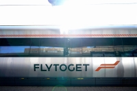 Flytoget svartelister fem drosjeselskaper og vurderer politianmeldelser for forfalskning av rekvisisjoner og altfor høye priser.