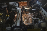 Roboter i gang med bilproduksjon på Zeekr-fabrikken i Ningbo i Kina i april. Over 2 millioner slike roboter er i drift i landet, ifølge nye tall fra en bransjeorganisasjon.