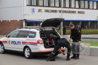 Ei 16 år gammel jente er alvorlig skadd etter å ha blitt knivstukket flere ganger foran medelever på St. Hallvard videregående i Lier. Politiet rykket ut og pågrep en ung mann de mener er gjerningspersonen kort tid etter.