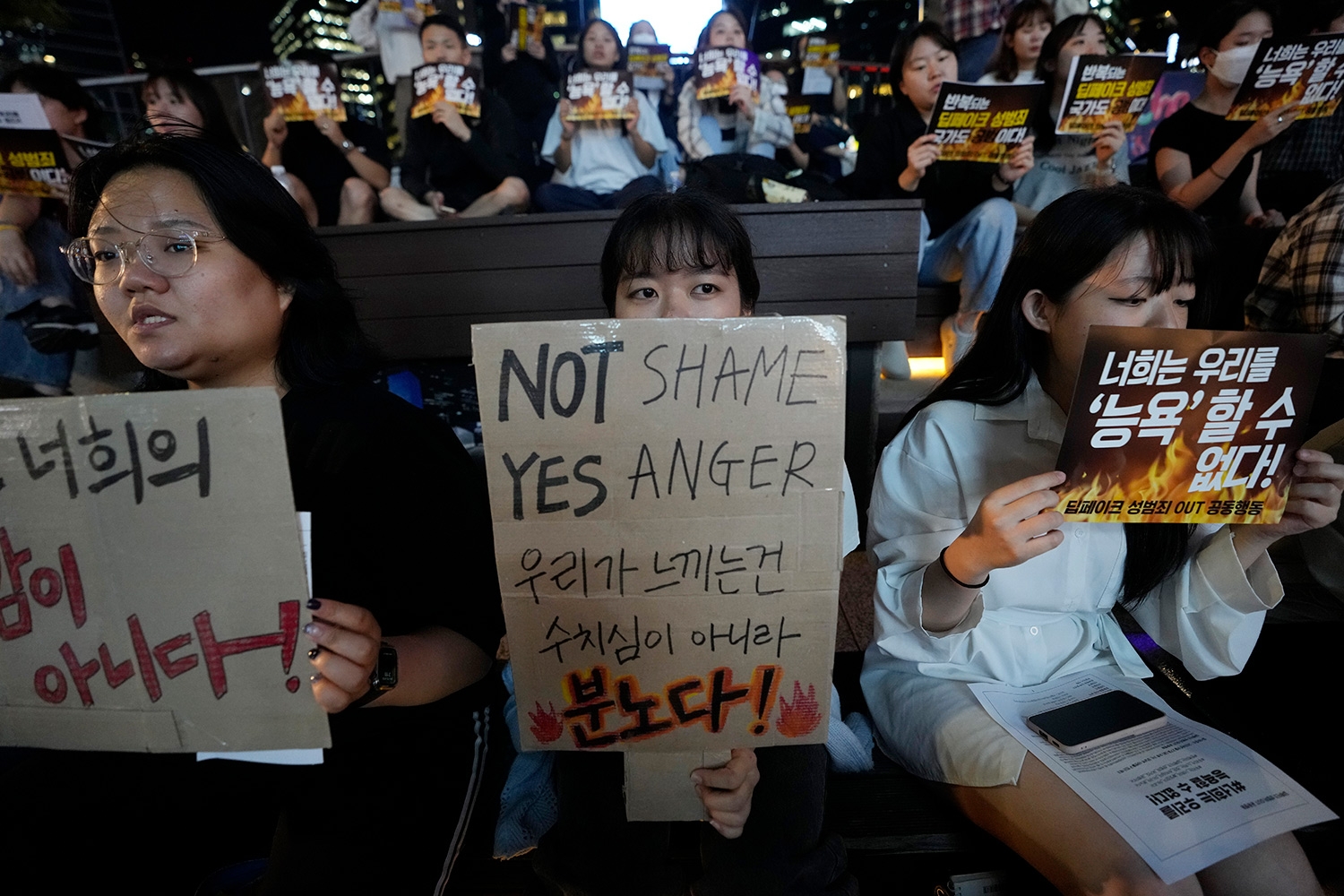 Sørkoreanere protesterte mot deepfake-porno i en demonstrasjon i Seoul i slutten av september.