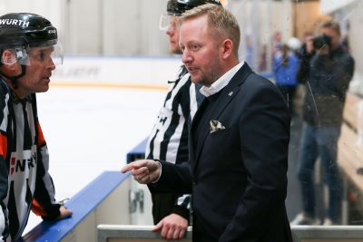 Storhamar-trener Fredrik Söderström og hans gutter tok en knepen 4-3-seier da topp møtte bunn i eliteserien ishockey lørdag.