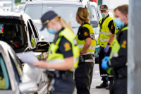 – Økningen i antall reisende og et fortsatt utfordrende smittebilde utenfor Norges grenser, gjør at vi nå er nødt til å omprioritere noen av våre ressurser for å kunne opprettholde god kvalitet på grensekontrollen, sier beredskapsdirektør Tone Vangen i Politidirektoratet. Her kontroll av personer som kommer kjørende inn over Svinesund i juni.