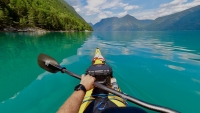 Padling i vakkert vær i norske fjorder kan bli en favorittsyssel i sommer. Her fra Solvorn i Sogn og Fjordane.