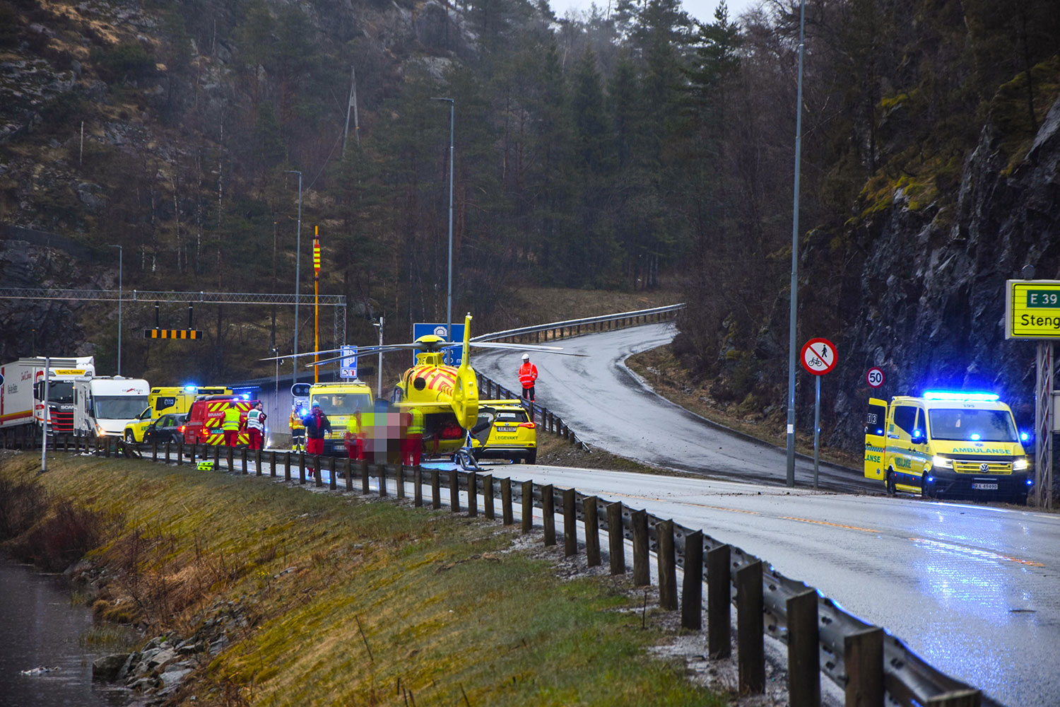 Tre av de fem personene som var involvert i trafikkulykken i Flekkefjord mandag morgen, er kritisk skadd.