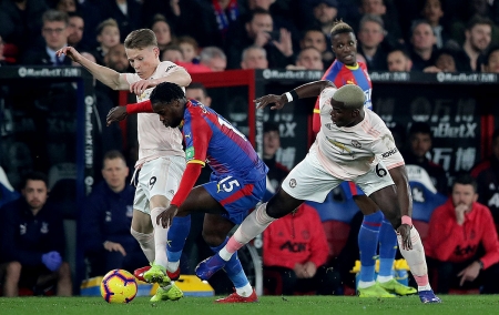 Manchester United vant 3-1 borte mot Crystal Palace onsdag. Her er Scott McTominay og Paul Pogba i aksjon for storklubben.