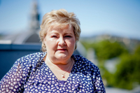 Den nyeste stortingsmålingen for juni viser at det fortsatt er et solid borgerlig flertall på Stortinget. Erna Solbergs Høyre får alene flere mandater enn de to nåværende regjeringspartiene.