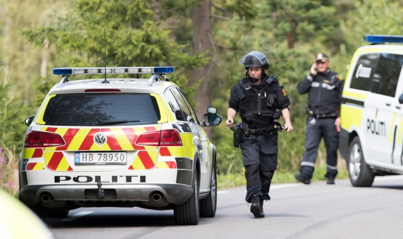 En mann i midten av 60-årene ble skutt og drept av politiet etter en flere time lang politiaksjon mandag.