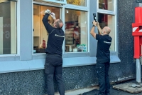 Politiets krimteknikere jobber på stedet etter funn av kulehull på bygget der politistasjonen i Fyllingsdalen i Bergen ligger.
