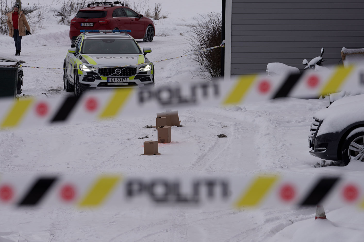 Politiet har startet drapsetterforskning og pågrepet en mann i 40-årene, etter at en kvinne ble funnet død på en privatadresse i Lier. 