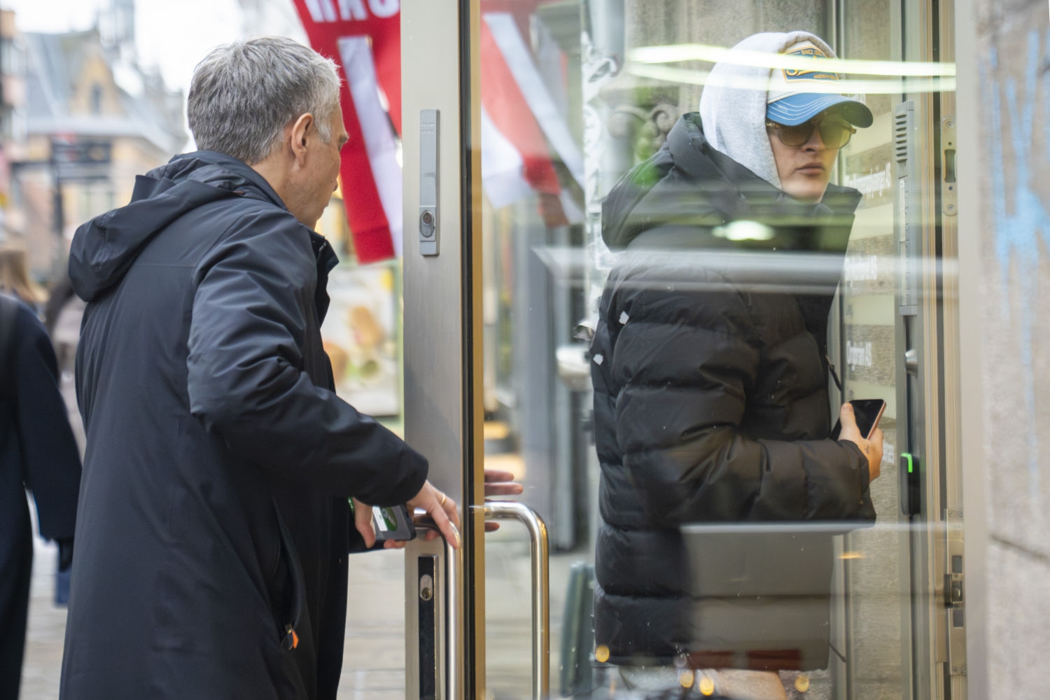 Marius Borg Høiby og forsvarer Petar Sekulic på vei til et møte i Oslo mandag ettermiddag, etter at 29-åringen ble tiltalt for nye lovbrudd.