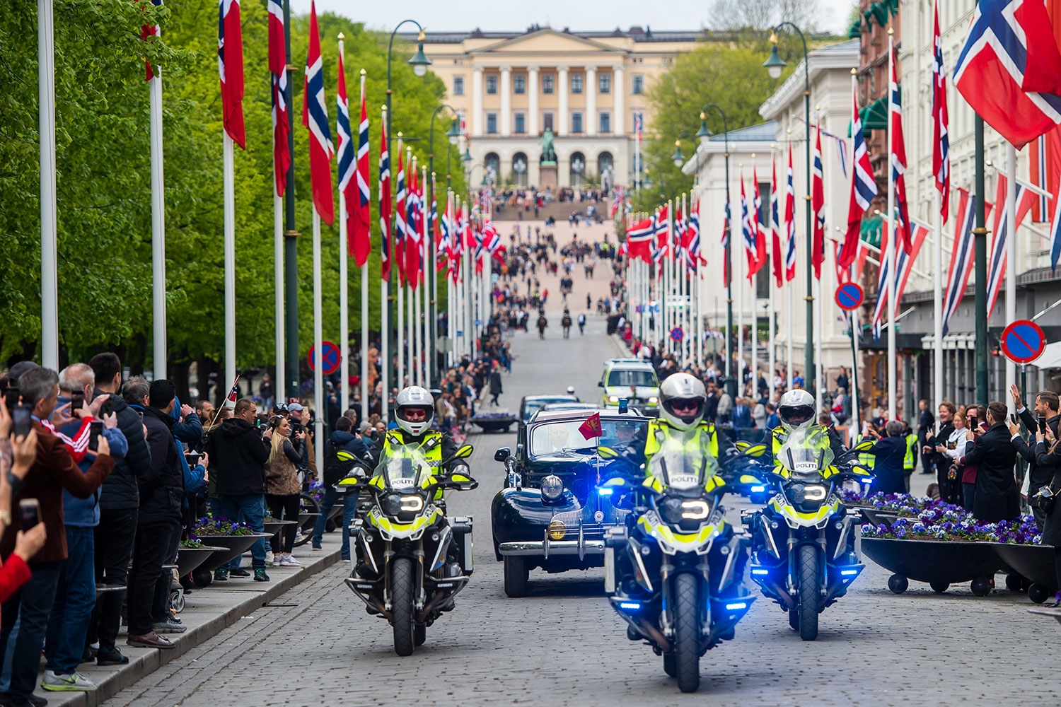 Kongeparet og kronprinsparet overrasket alle da de kjørte gjennom Oslos gater i åpne biler. De ikoniske A1 og A5-bilene ble brukt til bilkortesjen, som svingte innom flere eldresentre, samt Ullevål sykehus. 