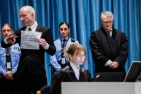 Forsvarerne Øystein Storrvik og Marte Lindholm, og terrordømte Anders Behring Breivik i Ringerike fengsel onsdag.