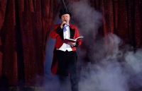 75-ÅRSJUBILEUM: Cirkusdirektør Are Arnardo ønsker velkommen til Cirkus Arnardos jubileumsshow.