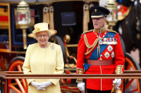 I over 73 år sto prins Philip ved konas side. I de siste årene som dronning må Elizabeth søke støtte hos andre, trolig hos dem som står henne nærmest, både i familien og i arverekken.