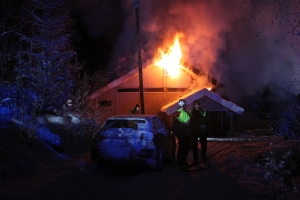 Husbrann i Åsa - veien sperret