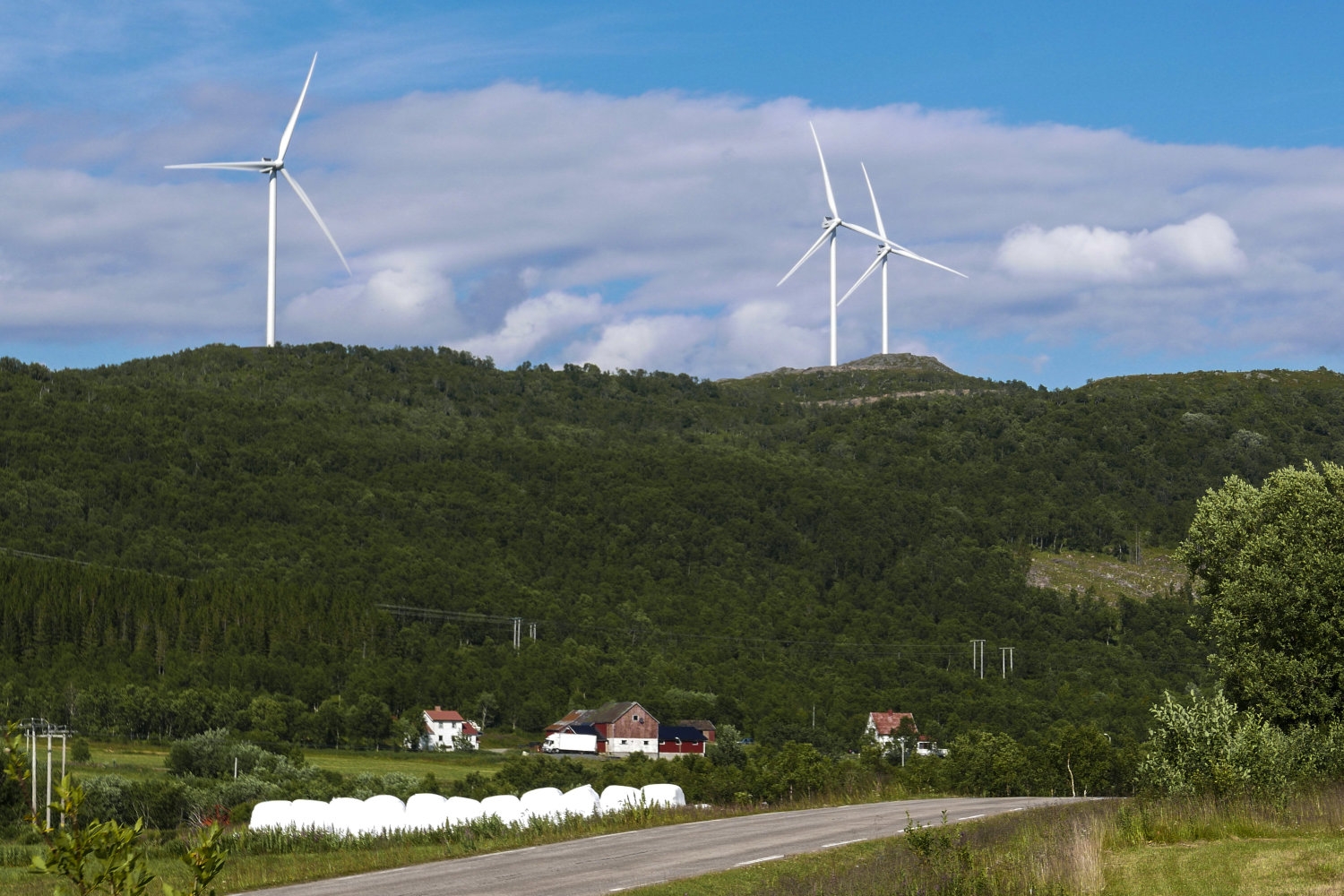 En sammenligning av spørreundersøkelser fra 2024 og 2025 viser at færre nordmenn nå er positive til vindturbiner i egen kommune. Her ser vi vindturbiner i Ånstadblåheia vindpark på Sortland i Nordland.