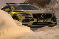 Politiet ved åstedet i Stavern der en mann ble funnet død tirsdag kveld. En kvinne er siktet for drap, men hun er fortsatt ikke pågrepet av politiet.