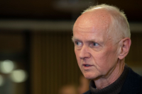 Smitteverndirektør Geir Bukholm i Folkehelseinstituttet (FHI) sier at koronatiltakene må tilpasses den raske spredningen av omikronvarianten.