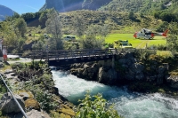 En stor redningsaksjon ble satt i gang etter at en 13-åring havnet i en elv i Kvinnherad mandag.