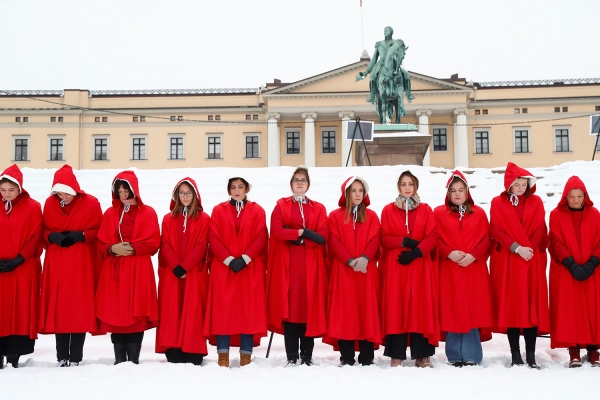 En lang rekke kvinner protesterte mot den nye regjeringens abortpolitikk ved å ikle seg kostymer fra den populære HBO-serien «A Handmaid&#039;s tale», da regjeringen kom ut på Slottsplassen presenterer sin utvidede regjering etter ekstraordinært statsråd på Slottet tirsdag.