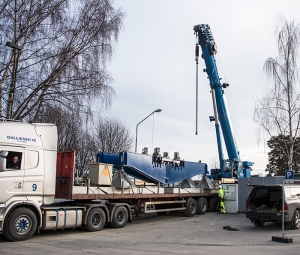 Fundamentet til den store byggkranen ankommer