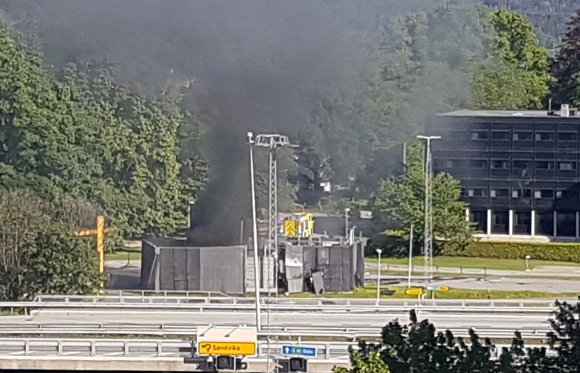 Røykutvikling etter eksplosjon ved en hydrogenstasjon i Sandvika. 