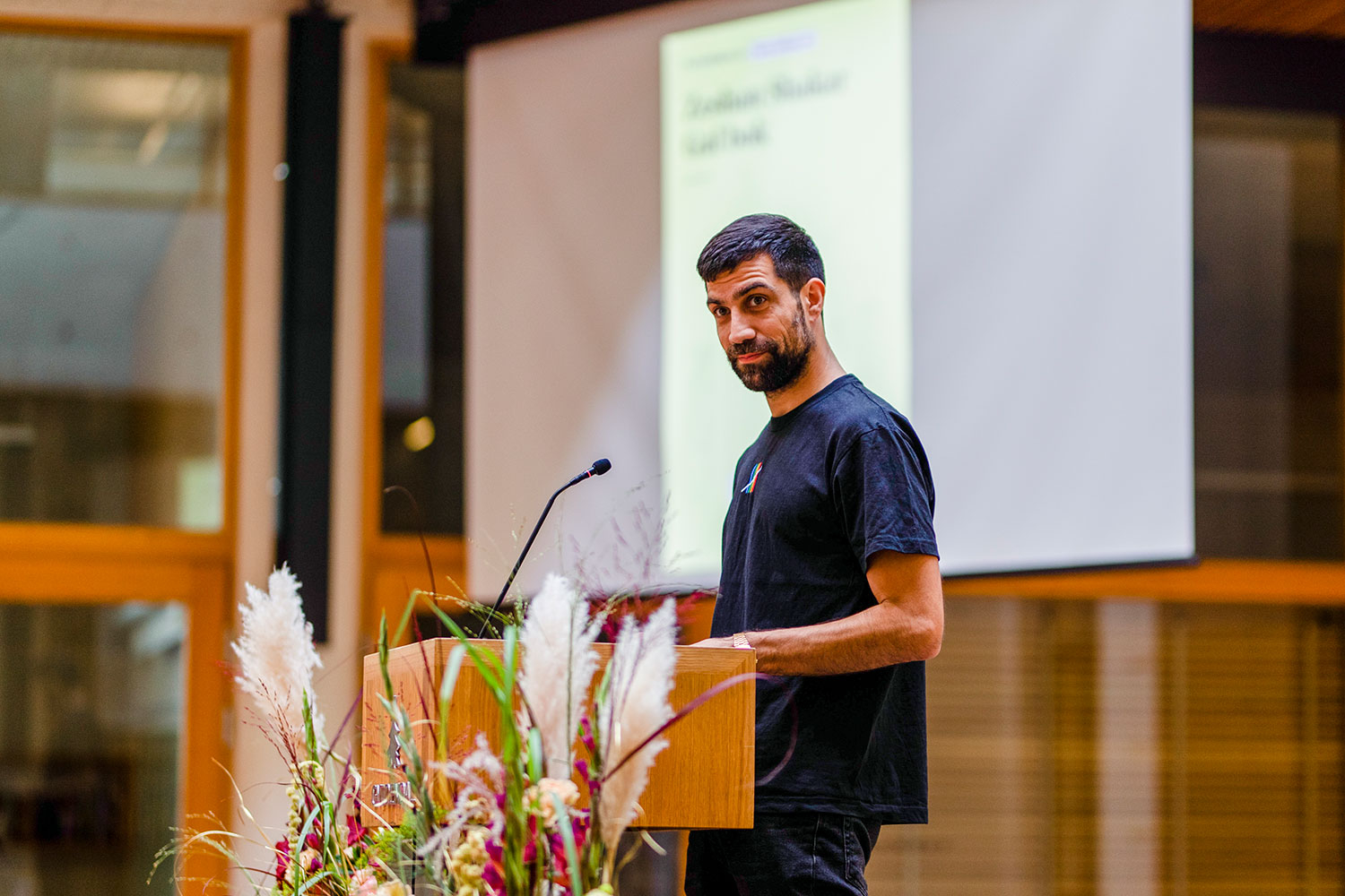 Zeshan Shakars «De kaller meg ulven» er stemt fram som årets beste bok av landets bokhandlere. 