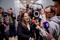 Presseoppbudet var massivt under fengslingsmøtet. Bistandsadvokat Hege Salomon snakker med pressen i Oslo tinghus etter at Marius Borg Høiby ble framstilt for varetektsfengsling i Oslo tingrett.