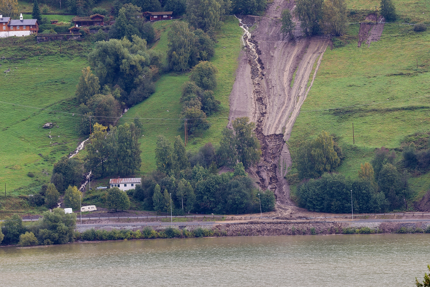 Et jordskred stenger E6 sør for Krekke i Ringebu kommune i Gudbrandsdalen. Til sammen 30 fylkesveier er stengt i Innlandet. 