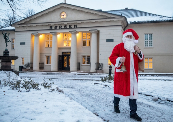 Nissen skapte julestemning på en ellers alvorstynget børs, da han fredag åpnet handelen og ringte med børsbjellen den siste handledagen før jul.