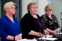 Partilederne Erna Solberg (H) (midten), Siv Jensen (Frp) (t.v.) og Trine Skei Grande (V) på Hotel Jeløy Radio etter at Venstre har besluttet at de vil gå inn i regjering med Høyre og Frp.