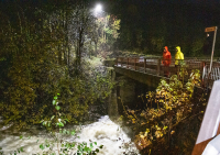 Været gjør redningsaksjonen vanskelig.