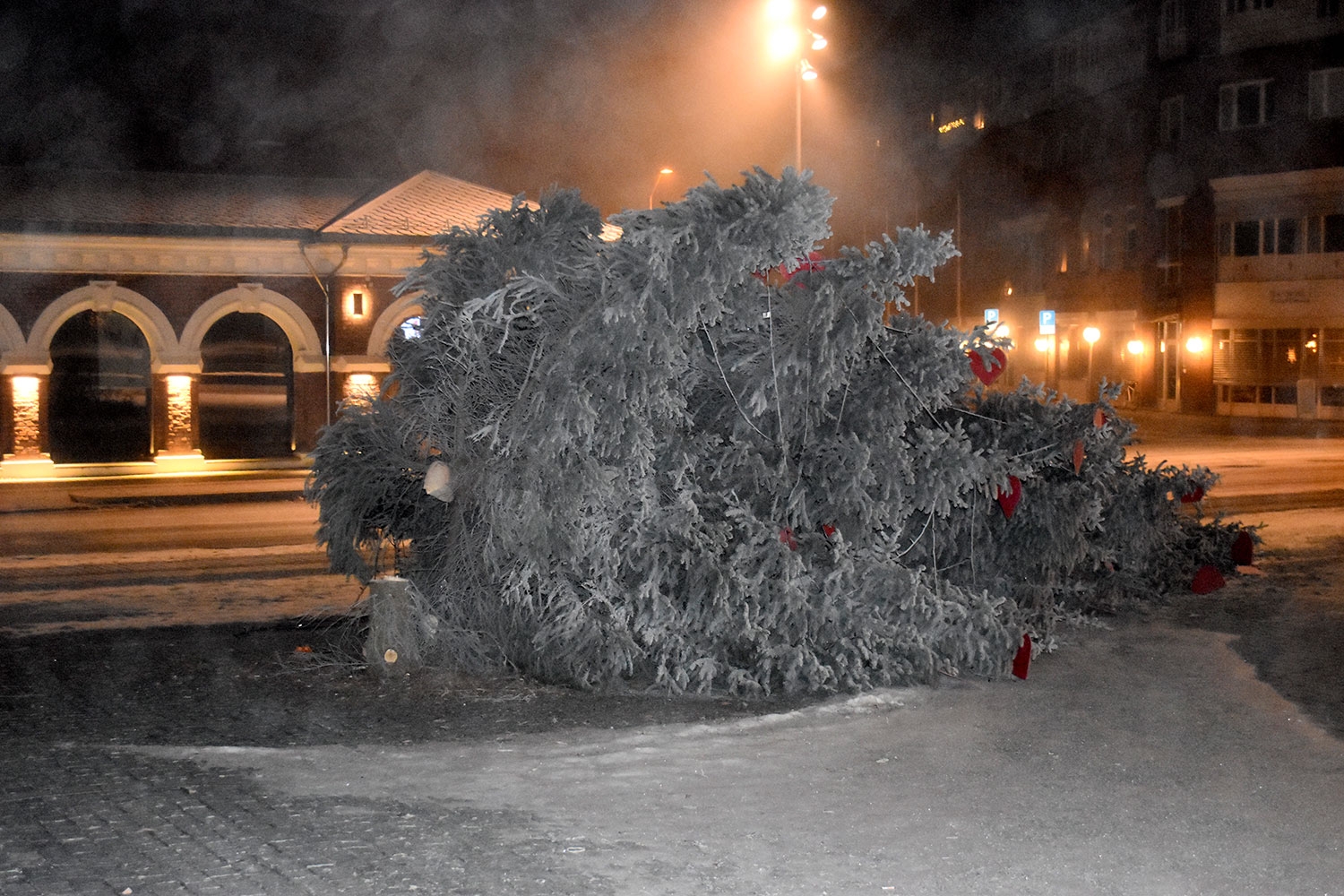 Julegrana på Stortorget på Hamar har i løpet av natten blitt saget ned.