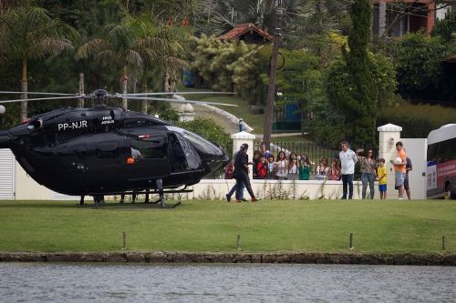 Neymar ankom Brasils trening i sitt nye helikopter nylig. 