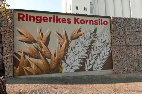 Ringerike kornsilo med nytt navneskilt