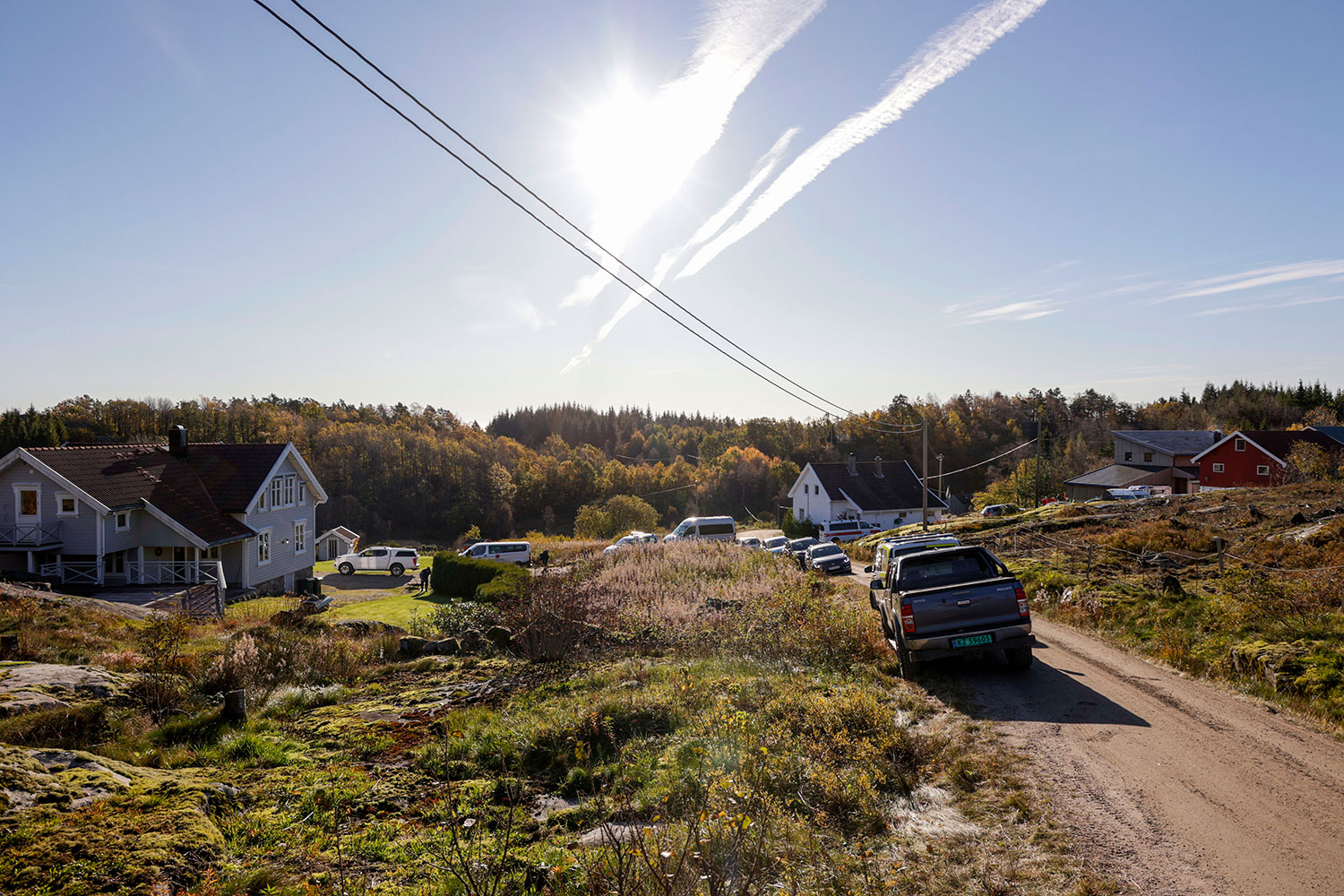 Det er ulendt terreng med både myr og vann i området der gutten er savnet. 