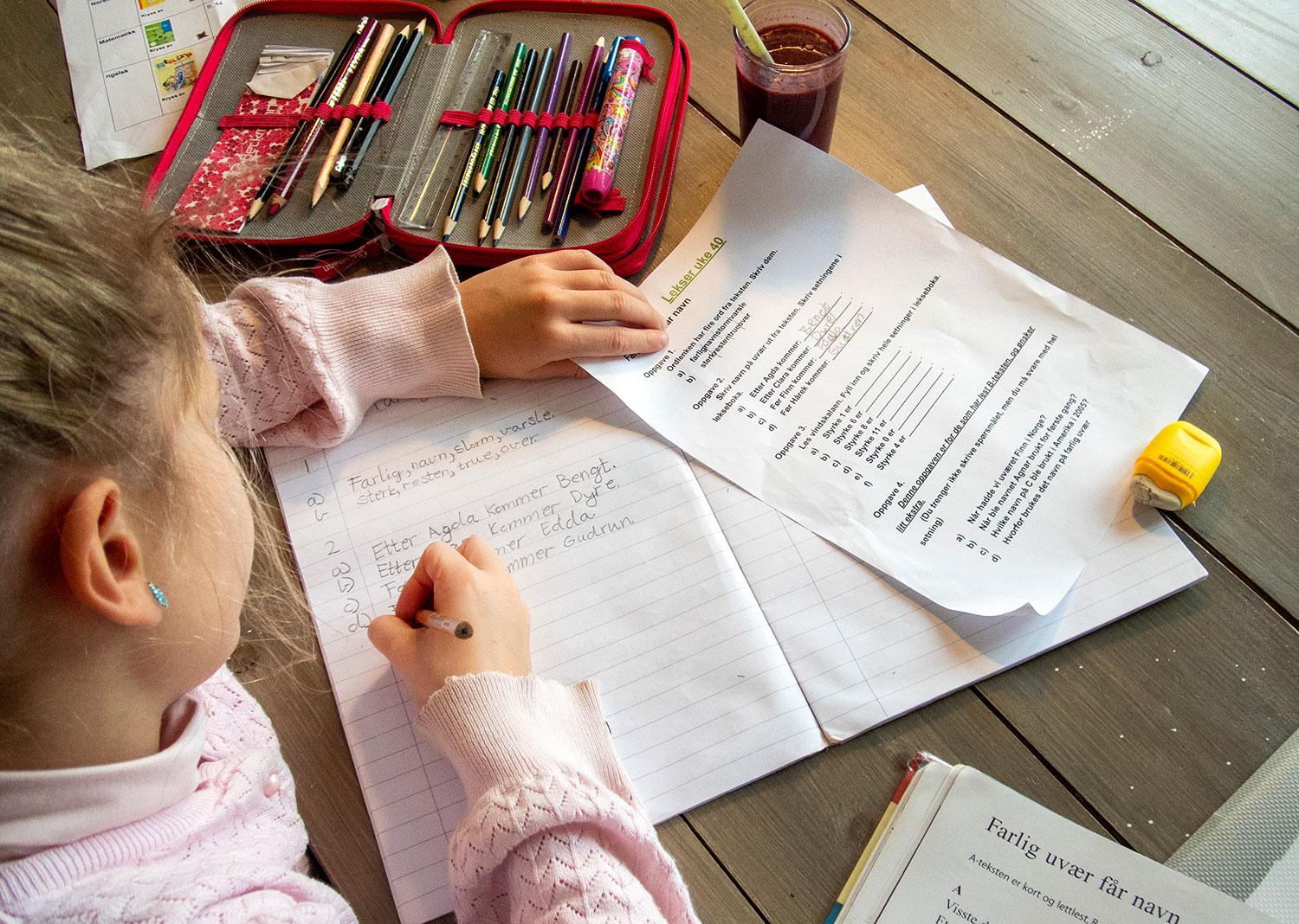 SV, MDG og Rødt reagerer på regjeringens ønske om at skolene kan pålegge elevene å gjøre lekser utenfor skoletiden. Forslaget kommer fram i forslag til ny opplæringslov, som ble sendt ut på høring i sommer. 