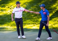 Amerikanske Xander Schauffele (til venstre) knokehilser på nordmannen Viktor Hovland etter å ha avsluttet fredagens runde av PGA-turneringen på Shadow Creek-banen i Las Vegas. Amerikaneren leder turneringen etter to dager, mens Hovland ligger på 20. plass.