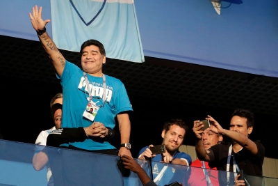 Diego Maradona vinker fra VIP-tribunen før Argentinas skjebnekamp mot Nigeria i fotball-VM. Etter dramaet måtte han ha legebehandling.