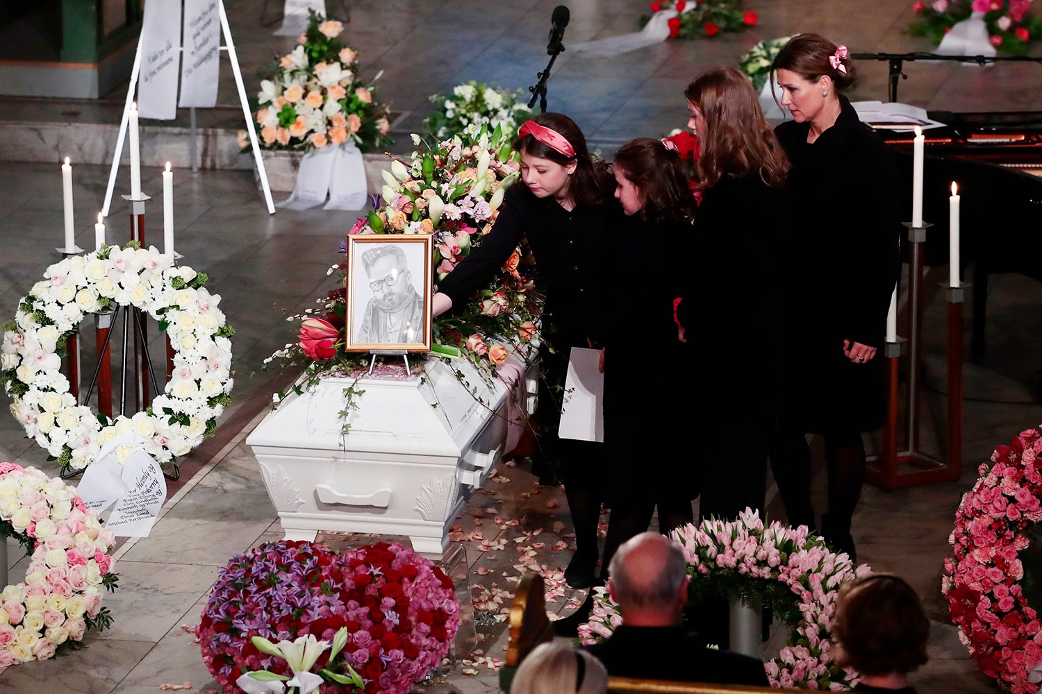 Prinsesse Märtha Louise, Emma Tallulah Behn, Leah Isadora Behn og Maud Angelica Behn legger blomster på båren under bisettelsen av Ari Behn i Oslo domkirke.