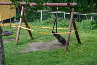 To barn ble skadet i en ulykke med denne husken i en barnehage i Lunner onsdag.