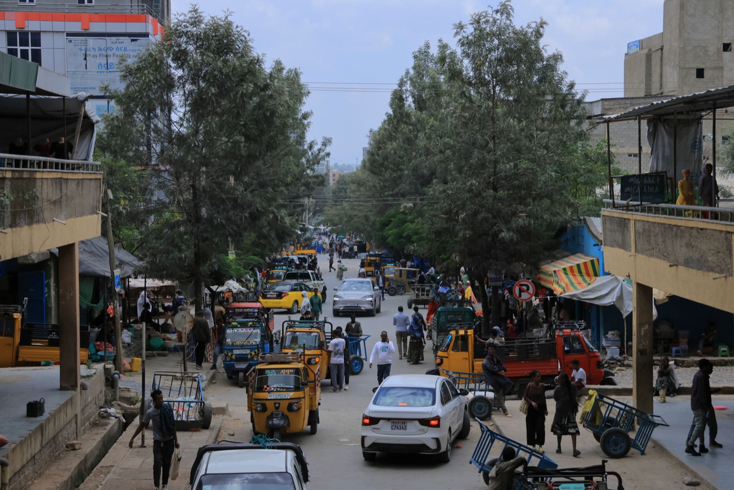 Bildet viser regionshovedstaden i Tigray, Mekele, der folk hamstrer mat og andre varer i frykt for en ny storkrig.