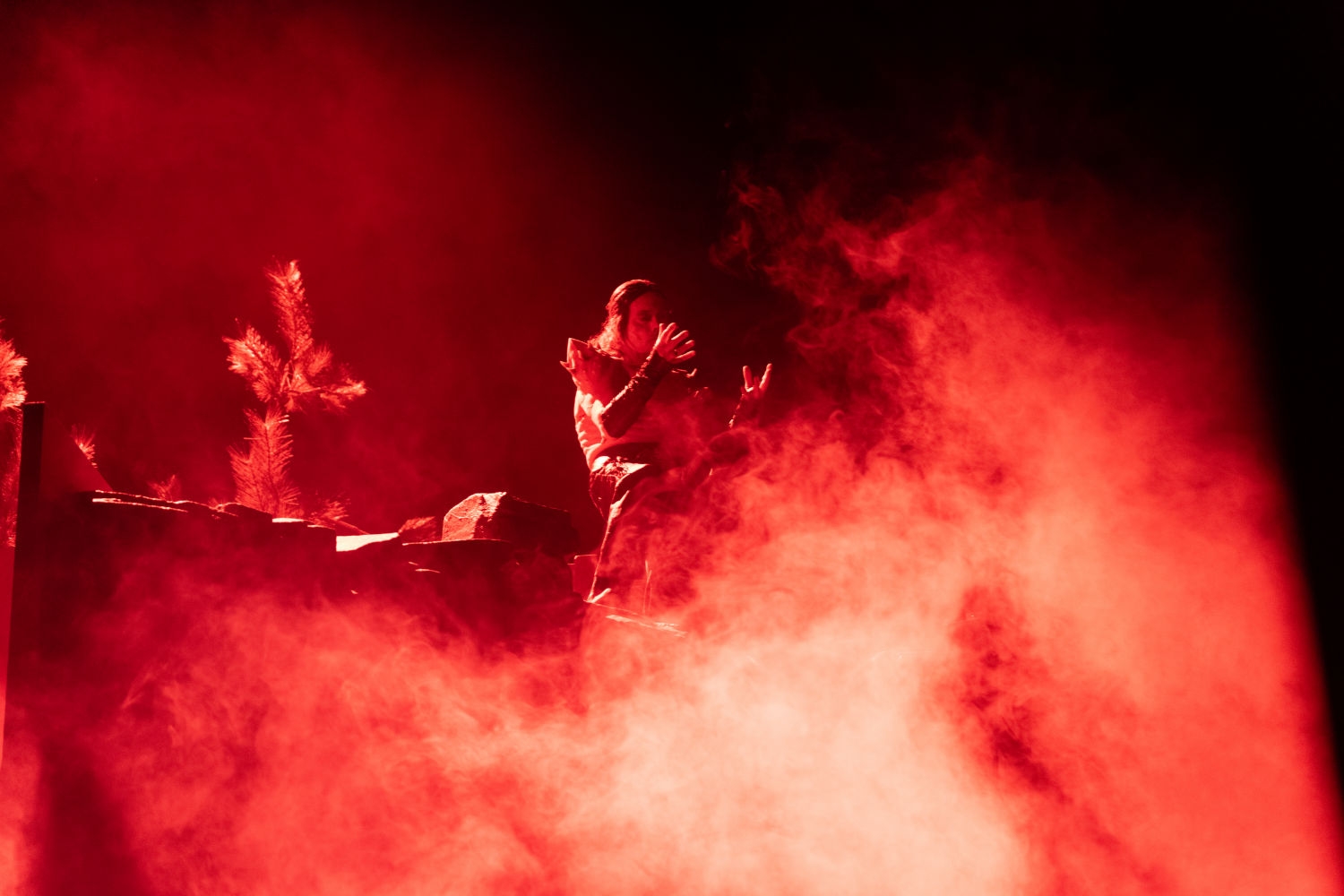 Onsdag er det premiere på «Sagaen om Isfolket» på Nationaltheatret. Her fra en prøveforestilling.