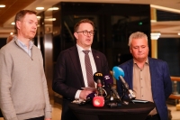 Riksmekler Mats Ruland (i midten) sammen med fungerende leder Knut E. Sunde i Norsk Industri (t.v.) og Fellesforbundets leder Jørn Eggum på pressekonferansen etter at partene i frontfaget ble enige søndag kveld.