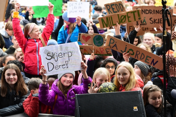 Rundt 20.000 elever er ventet å streike for klimaet over hele landet fredag. Her fra en elevstreik i Bergen sist torsdag, der skoleelever og studenter demonstrerte på Torgallmenningen. 