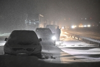 Hundrevis av biler står fast på E22 i Skåne onsdag kveld. Vind og snø gjør at veien raskt føyker igjen etter at den er brøytet. Forsvaret har satt inn beltevogner for å nå fram til noen av dem som er strandet langs europaveien.