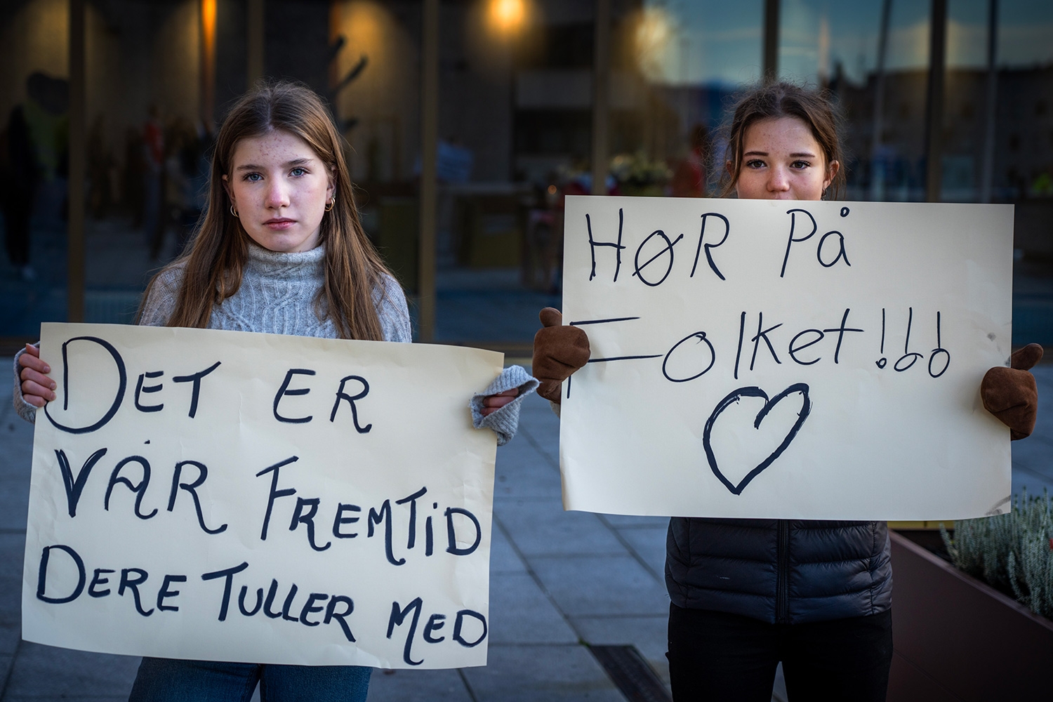 Hilde og Mali fra Dokka fulgte spent med på møtet i fylkestinget, der saken om skole – og tilbudsstruktur i Innlandet fylkeskommune ble behandlet.