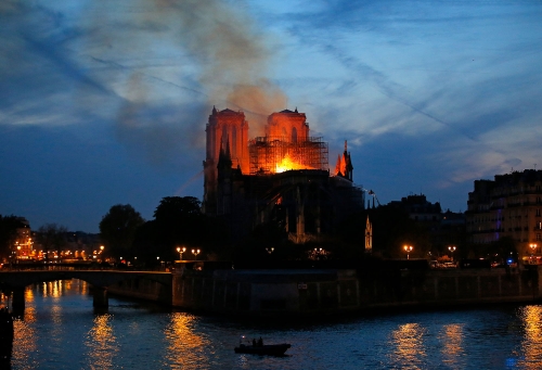 Frankrike-kjenner og professor i statsvitenskap, Raino Malnes, sier brannen i Notre-Dame er et uerstattelig kulturtap. 